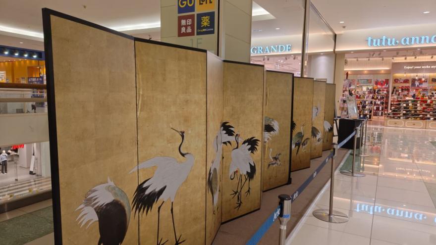 群鶴図屏風（複製）アリオ亀有展示状況左からの写真